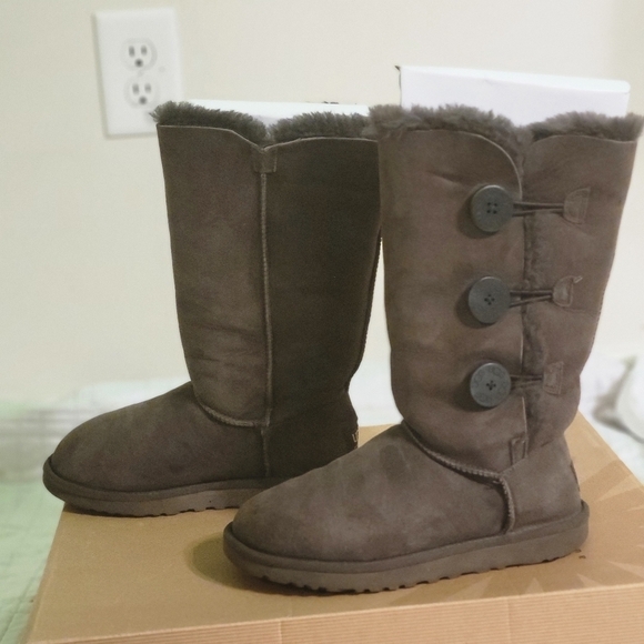 UGG Women's Bailey  Button Triplet 1873 W CHOCOLATE Mid-Calf Winter Boot size 5 - Picture 2 of 10